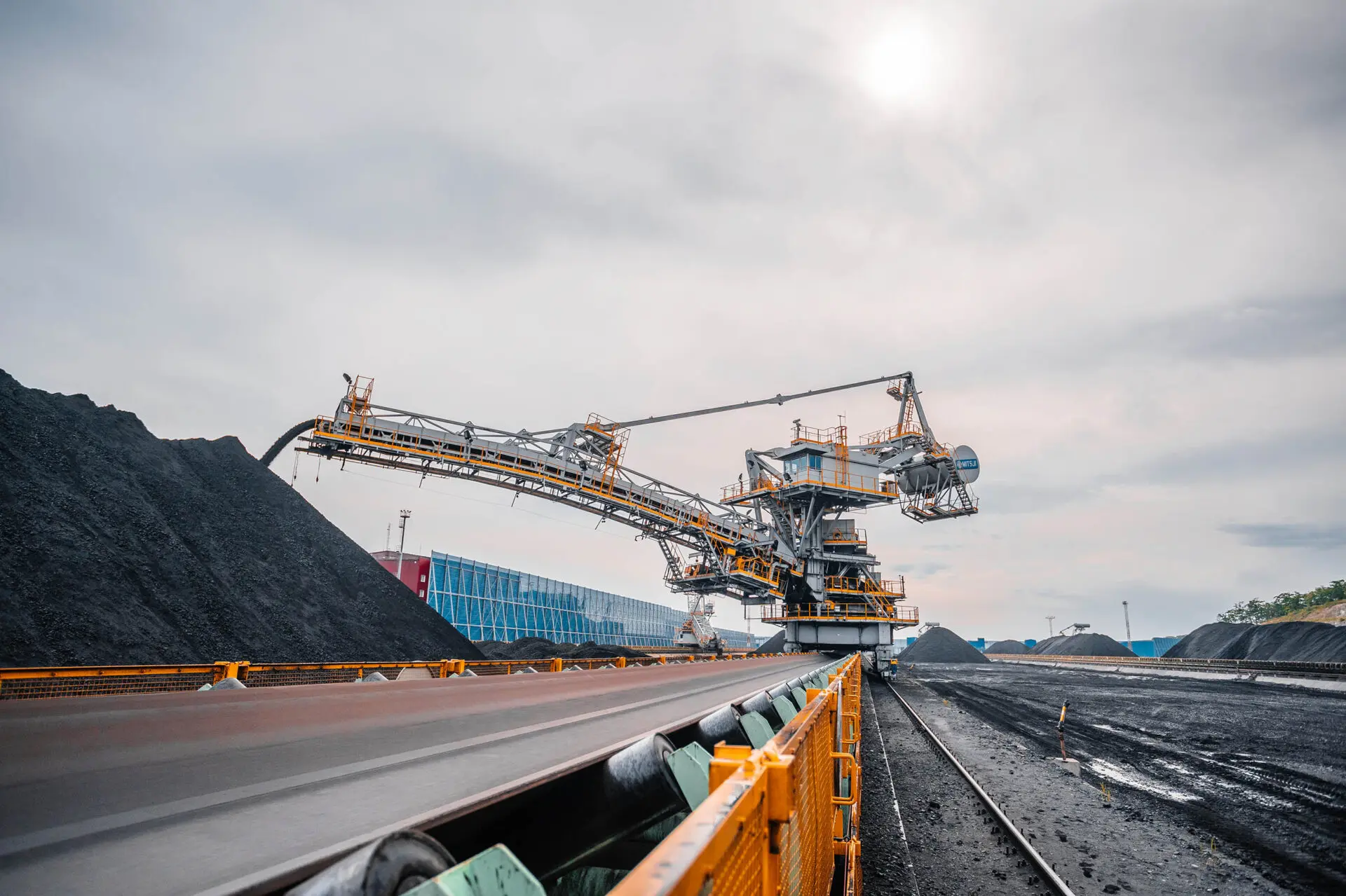 Global coal market trends showing rising prices in China, Australia, and South Africa amid supply constraints and production cuts.