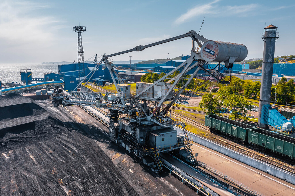 Coal handling equipment at a bulk terminal illustrating trends in global coal prices across Europe, China, and Australia