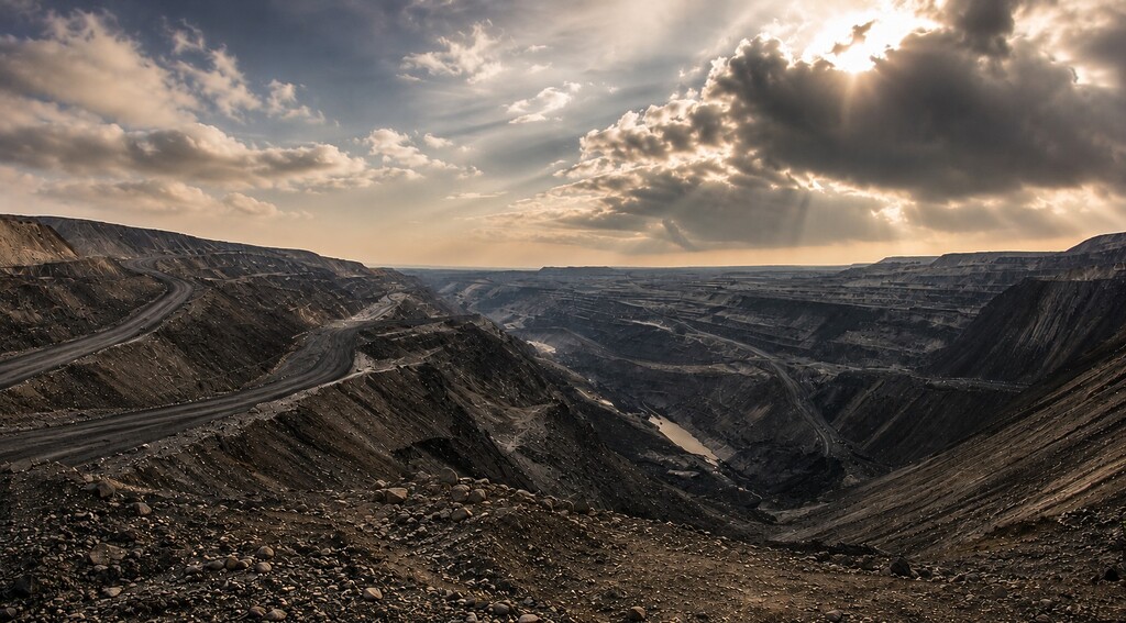 Open-pit coal mine illustrating financial pressure across the Russian coal industry