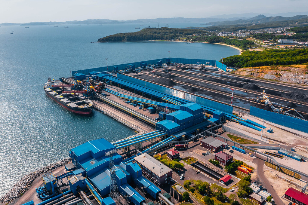 Coal export terminal and bulk carrier illustrating global coal prices and international coal market activity